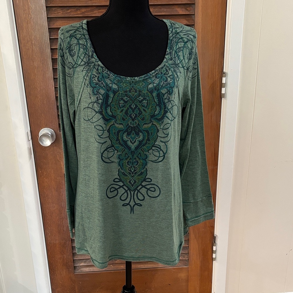 Live and Let Live Green Long Sleeve Top with Artistic Pattern